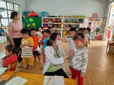 Khám sức khỏe đợt 2 cho các cháu