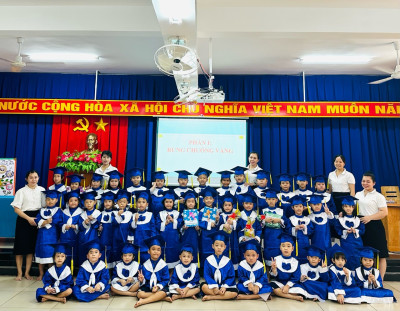 '' Bé chuẩn bị vào lớp 1"