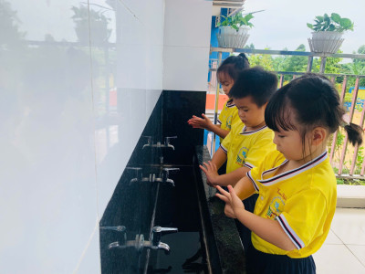 CÁC BÉ TRƯỜNG MẦM NON HỌA MI THỰC HIỆN CÁC THAO TÁC VỆ SINH