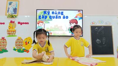 CÁC BÉ LỚP CHỒI 1 THỰC HÀNH KĨ NĂNG GẤP QUẦN ÁO