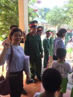Cô Hiệu trưởng tham quan cùng các cháu