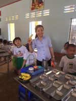 Các cháu Lớp Chồi tham quan nhà ăn của các chú bộ đội