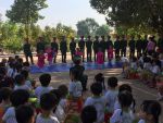 Cô và các cháu giao lưu cùng các chú bộ đội