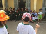 Các cháu đi tham quan doanh trại bộ đội