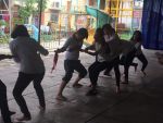 Hai đội đang thi đấu kéo co