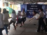 Hai đội đang thi đấu kéo co