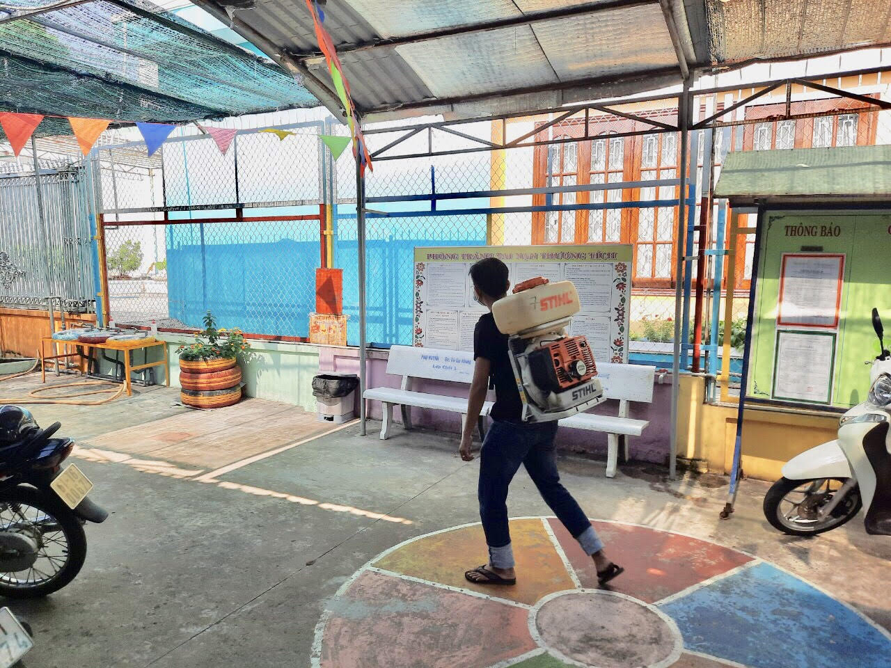 Phun thuốc khử khuẩn