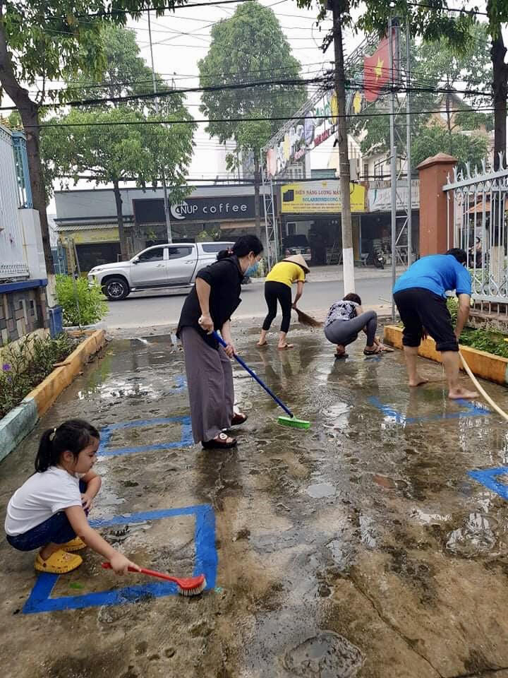 Vệ sinh sân trường