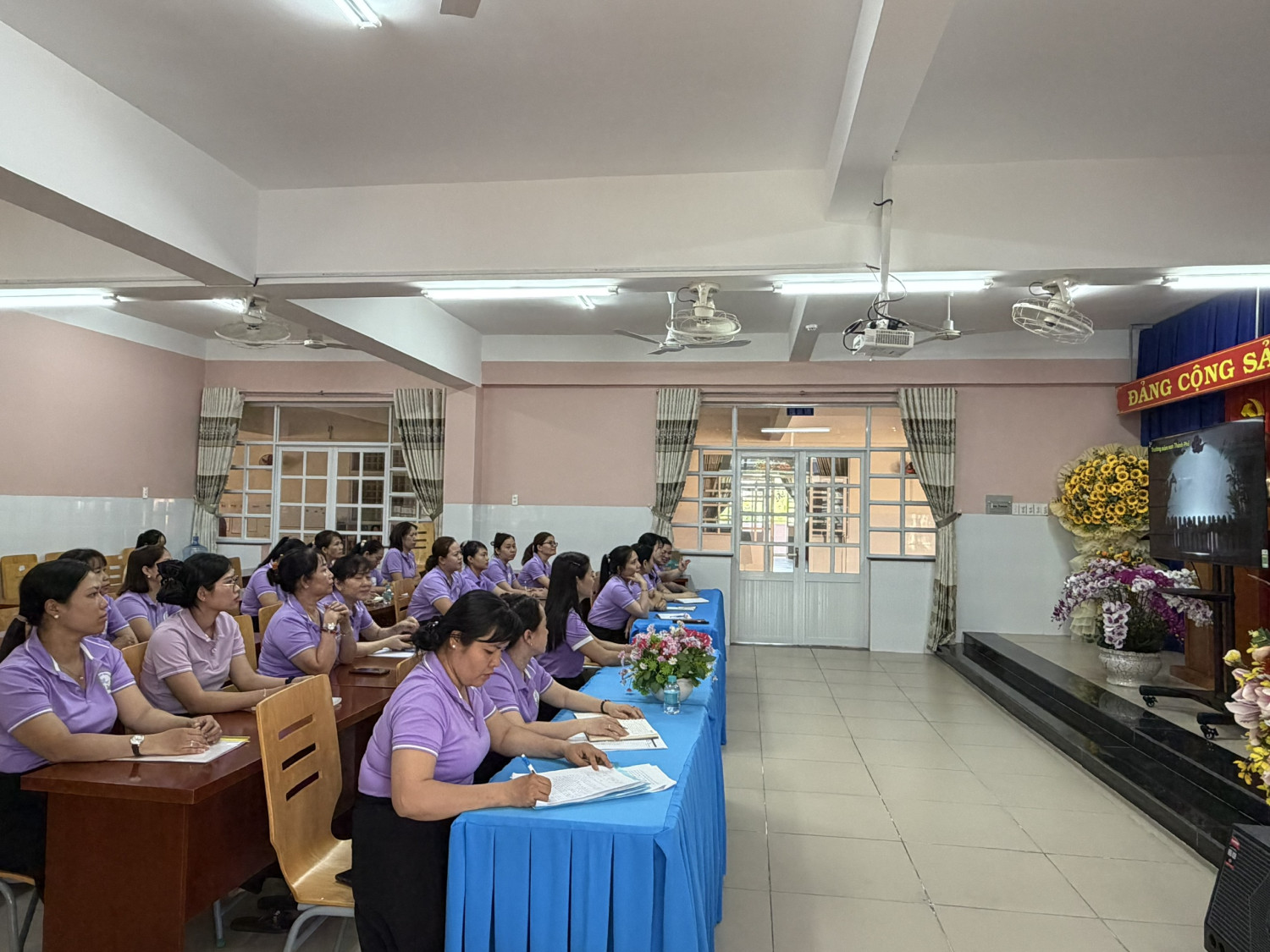 TRƯỜNG MẦM NON HỌA MI TỔ CHỨC TẬP HUẤN CHO GIÁO VIÊN CHUYÊN ĐỀ "TỔ CHỨC CÁC HOẠT ĐỘNG GIÁO DỤC PHÁT TRIỂN NGHỆ THUẬT SÁNG TẠO CHO TRẺ TRONG CƠ SỞ GIÁO DỤC MẦM NON"